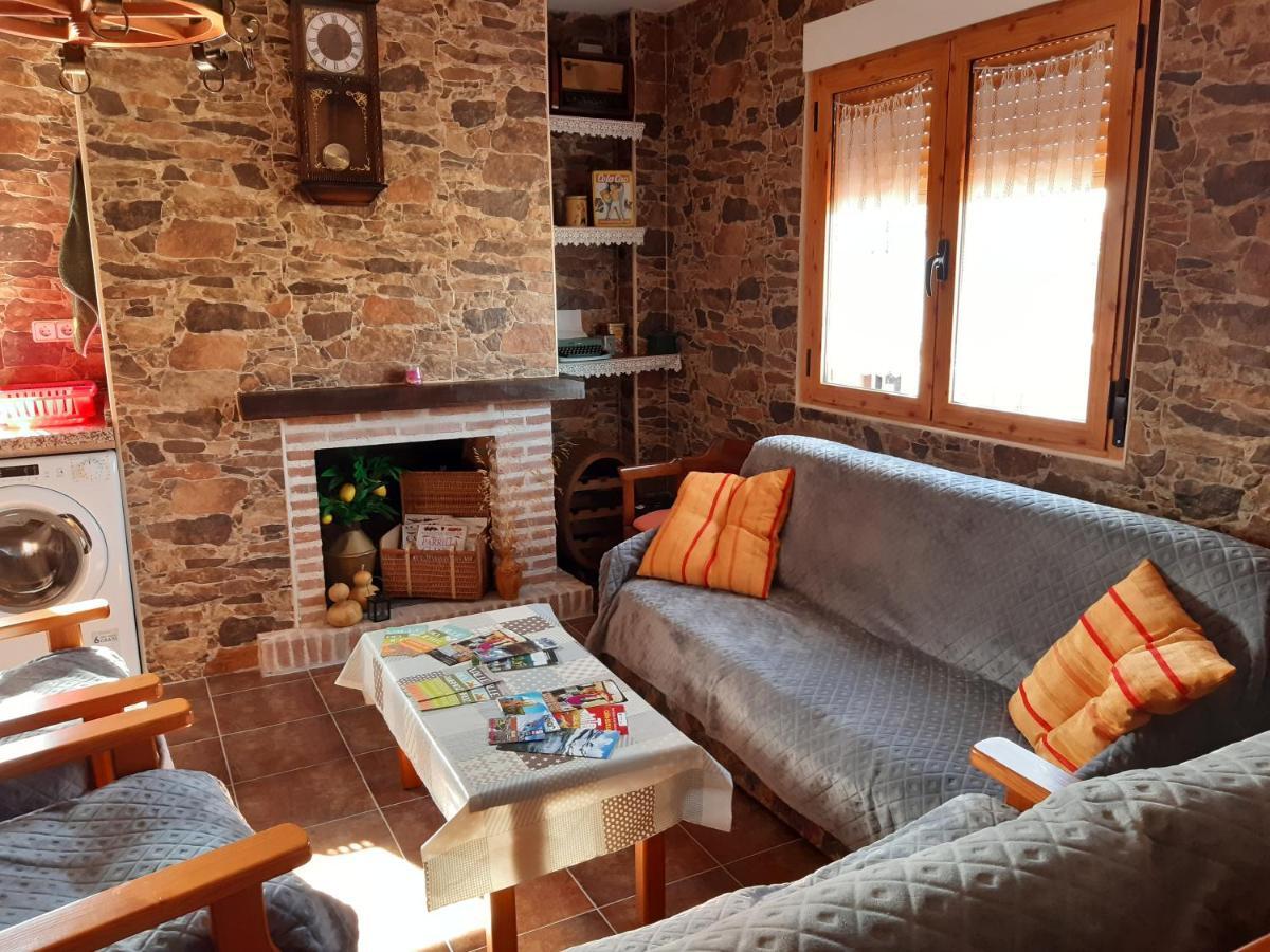 Casa Rural Mi Descanso Valdefuentes de Sangusín エクステリア 写真